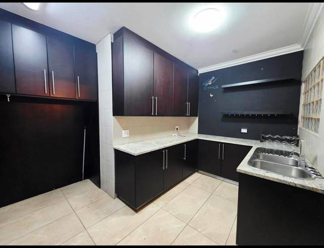 8 BEDROOM HOUSE FOR SALE IN GLEN MARAIS